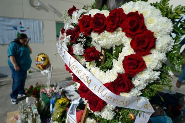 Desde el fallecimiento de Jenni Rivera el domingo 9, sus seguidores han llevado flores, velas y globos a un altar improvisado frente a la casa de Rosa Saavedra, la matriarca de los Rivera en Lakewood, al sur de Los Ángeles. Algunos de ellos viajaron incluso desde estados vecinos.