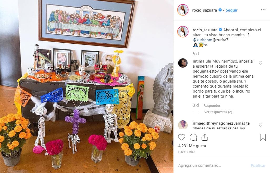 En otra imagen del altar, Rocío mostró que agregó a Christian Bach, actriz que murió el 26 de febrero de este año, arrobando a su esposo y a su hijo menor en el mensaje: "Ahora sí, completo el altar... Tu visto bueno mamita. Humberto Zurita. Emiliano Zurita".