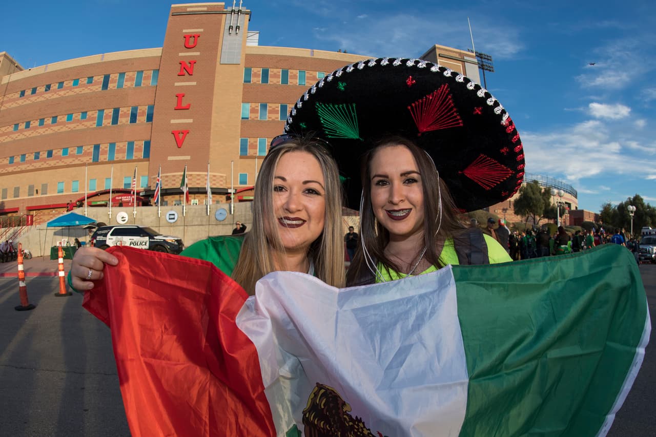 Los fanáticos mexicanos prendieron la fiesta en Las Vegas en medio del amistoso contra Islandia. Disfraces, colorido, amigos, familias, bellas mujeres y hasta música fueron parte del colorido de los presentes. Las hermosas hinchas apoyaron al 'Tri'.