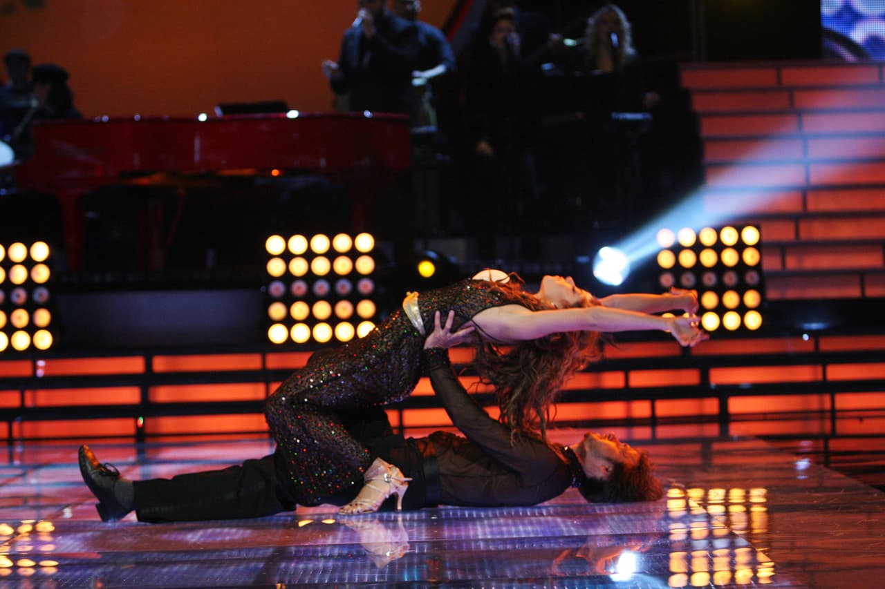 Cómo olvidar el momento en que Cristian Zuárez sacudió tanto a su bailarina en Mira Quién Baila que le sacó el relleno del sostén y terminaron en el piso. "Se estaba viendo ridículo", recordó el ex de Laura Bozzo quien decidió parar el baile por respeto a su compañera de pista.