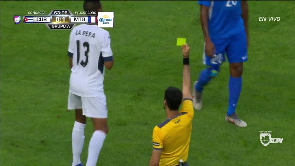 Tarjeta amarilla. El árbitro amonesta a Anibal Álvarez de Cuba