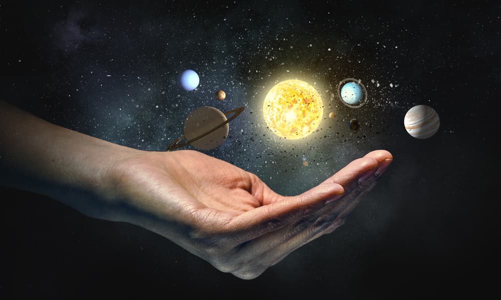 Por eso cada planeta con su energía indica algo específico. Mercurio, los aspectos de comunicación, Venus la sociabilidad, Marte la acción y así cada cual con su cualidad principal.