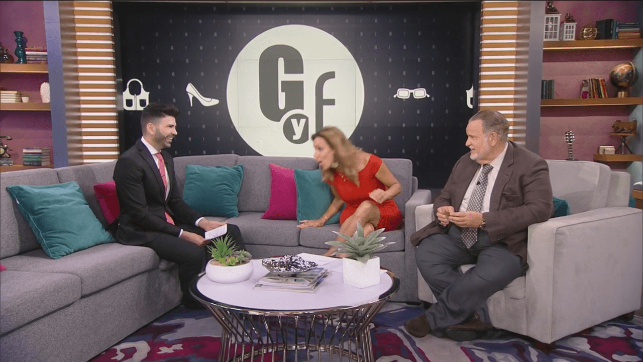 Con el humor que la caracteriza, Lili bromeó y fingió que vomitaba como la presentadora noruega antes de dar paso a la sección de moda de Jomari Goyso, lo que causó risa entre sus compañeros.