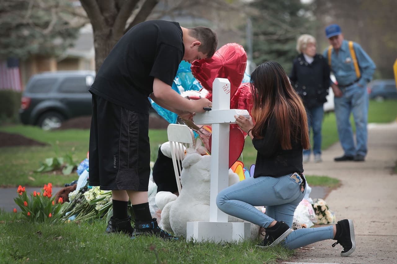 En Crystal Lake, la casa de la familia fue demolida por petición de la ciudad. Sin embargo, en la comunidad permanecen mensajes que piden “Justicia para AJ”.