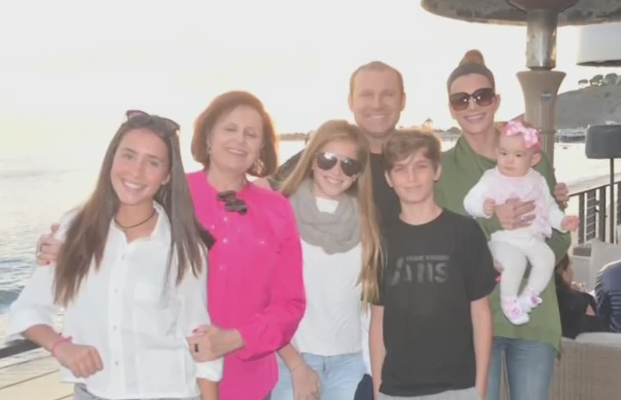 La familia de Alan Tacher ha resultado ser un ‘estuche de monerías’, empezando por la cabeza, Mirella Feingold.