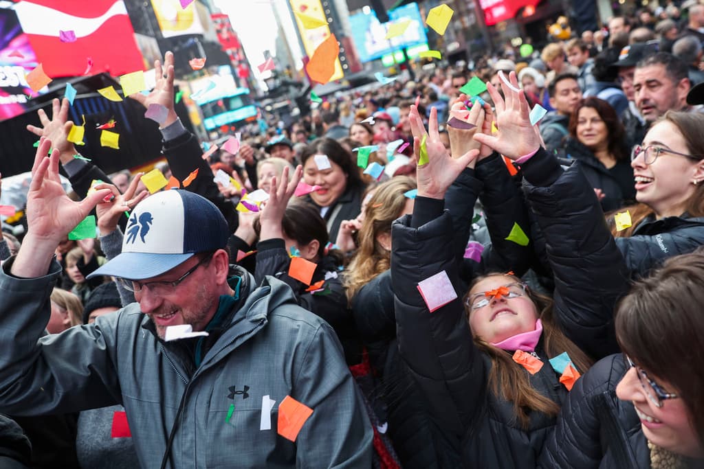 Los organizadores liberaron confeti desde el escenario para verificar el sistema que desplegará 3,000 libras de papel durante la noche del 31 de diciembre. La prueba representa un paso crucial en los preparativos para la celebración más importante del año en Nueva York.