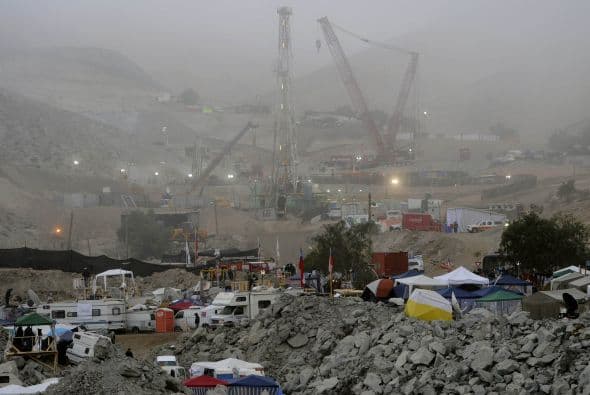 Los familiares ya preparan el gran recibimiento de sus 33 héroes, 32 chilenos y un boliviano, en el campamento Esperanza, ante cientos de periodistas que han llegado hasta el desierto de Atacama para asistir el final de esta saga.