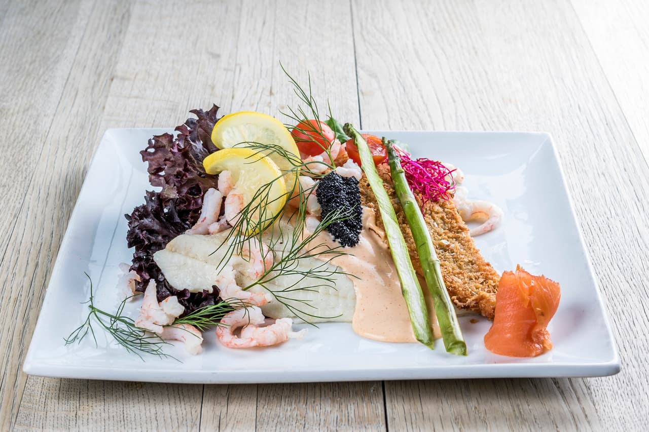 <b>Puesto 19. Stjerneskud </b>
<br>
<br>El nombre de este sándwich de origen danés se traduce como ‘estrella fugaz’. Se hace con una sola tapa de pan con mantequilla y lleva diferentes frutos del mar: filetes de pescado frito, camarones, caviar y salmón. 
<br>
<br>Se hizo popular en el siglo XIX y hoy se disfruta principalmente como un almuerzo nutritivo.
<br>