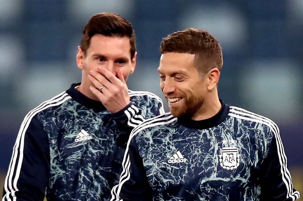 Argentina le pasó por encima a Bolivia con una gran noche de Lionel Messi, quien ya es el jugador con más apariciones en la selección albiceleste. ‘Papu’ Gómez hizo el primer gol del partido y Lautaro Martínez sentenció. Bolivia hizo el del honor.