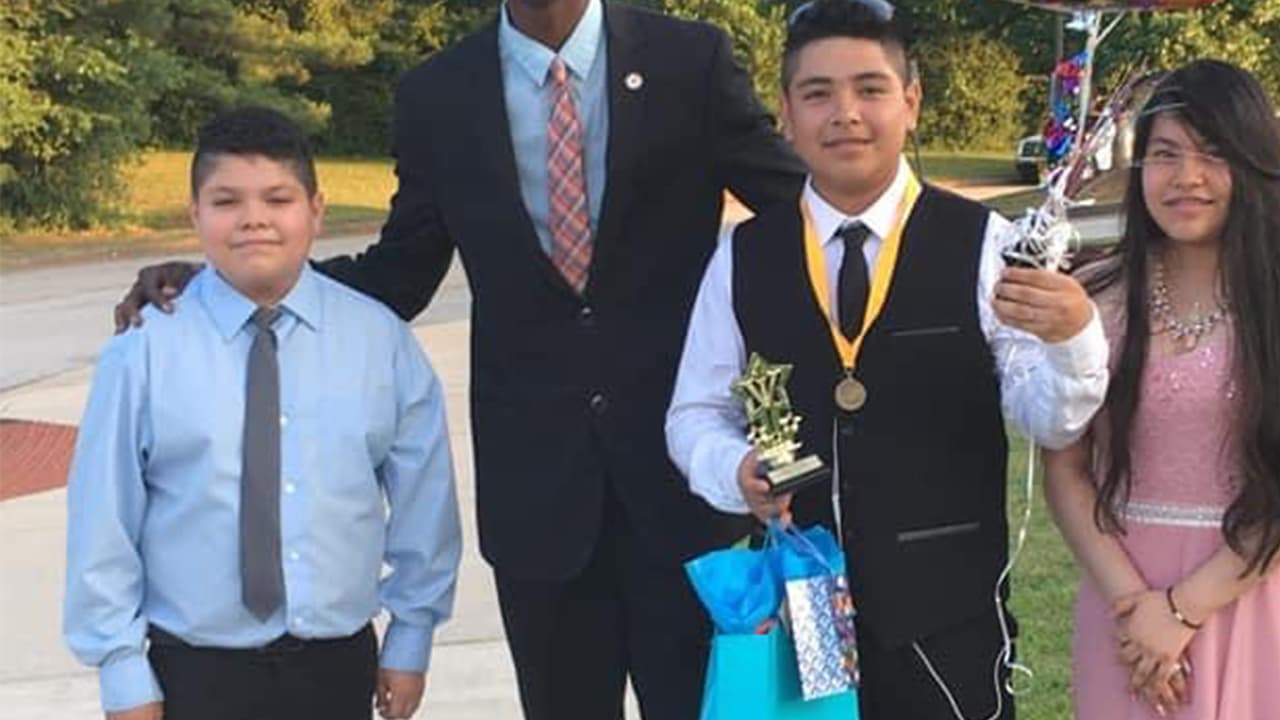 Los detectives están trabajando para determinar si el atacante conocía a la familia y el motivo del tiroteo.