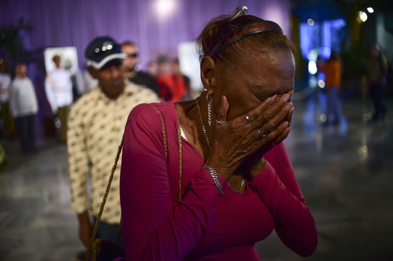Los asistentes solo tienen oportunidad de estar unos pocos segundos frente a los restos de Fidel Castro.
<br>