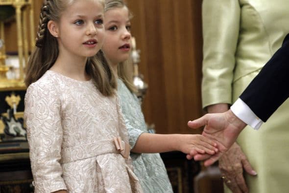 La princesa de Leonor acaba de ser nombrada princesa de Asturias y es la segunda en la línea de sucesión a la corona española.Actualmente estudia en un colegio muy cerca de sus padres, pero al igual que su padre el rey Felipe VI recibirá amplia formación militar y profesional.Sólo tiene ocho años, pero ella sabe su papel y demuestra su formación real en cada evento al que asiste. Toma clases de mandarín, ballet y practicar deporte.