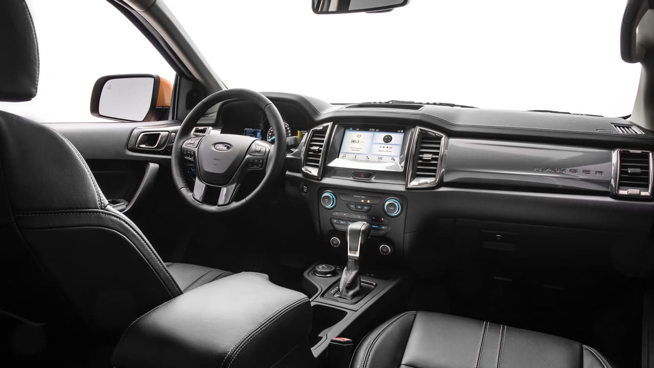<h3 class="cms-h3-H3">Conectividad total</h3>
<br>El tablero de controles Ford Ranger 2019 cuenta con el mismo 
<b>cuadro de instrumentos digitales</b> altamente configurable que se encuentra en una otros modelos Ford como el Fusion y la Edge. Ford ofrece para la Ranger conectividad Wifi para hasta 10 aparatos, conectores de corriente AC, un sistema de Audio B&O especialmente diseñado para la acústica de la Ranger y el sistema de control de funcionalidad remota FordPass.