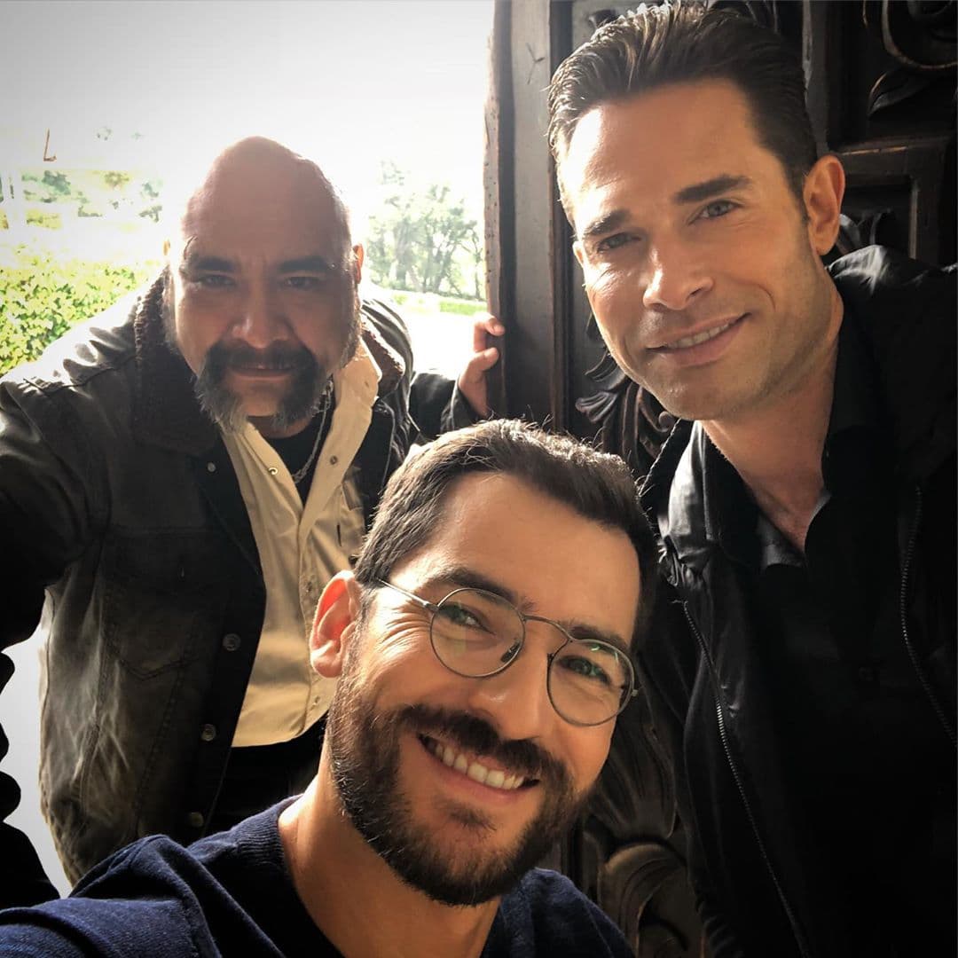 Quien también se llevó la foto del recuerdo fue 
<b>Manuel Balbi</b>, quien dio vida a Héctor Bernal, y no dudó en posar al lado del protagonista de El Dragón.