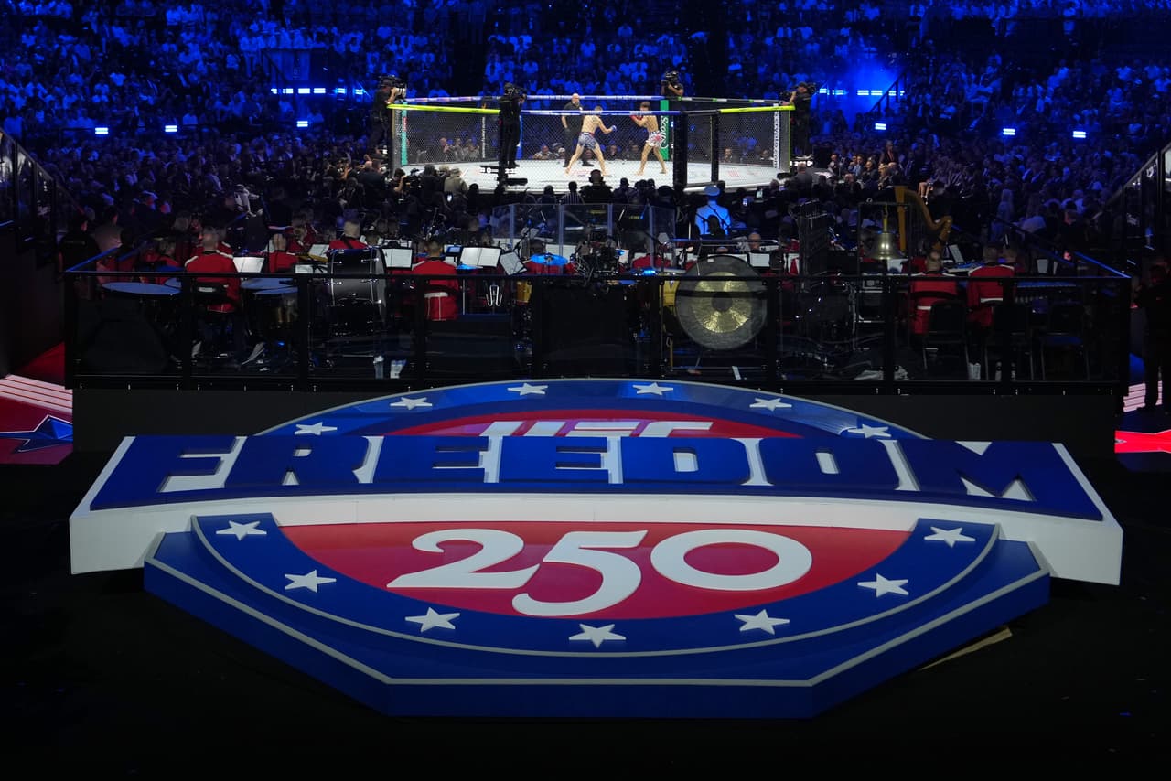 Los luchadores de peso pluma Diego López y Steve García en el ring durante la primera pelea del UFC Freedom 250.