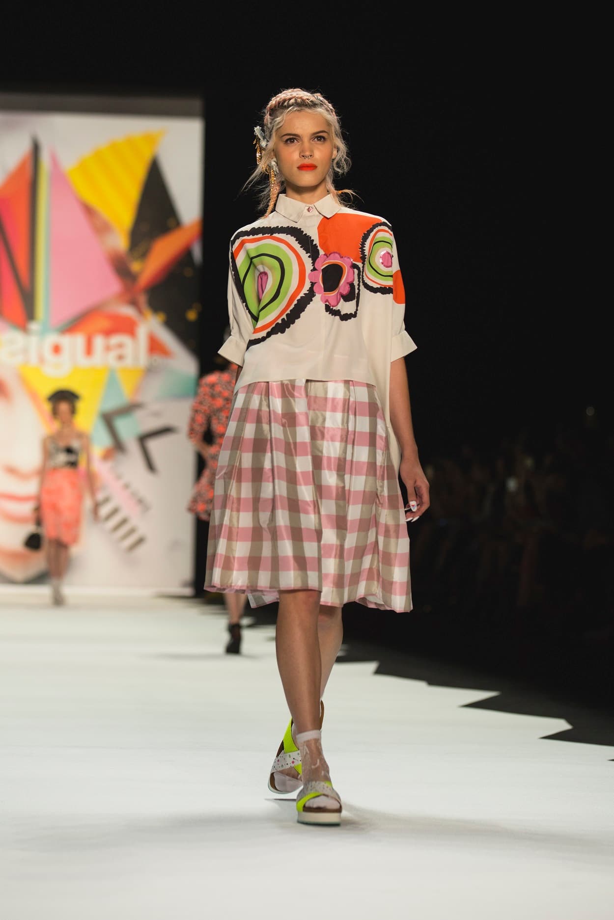 Las propuestas de la firma apuestan por ser coloristas. Diseñador Desigual. NYFW, Spring/Summer 2016 - 10/09/2015
