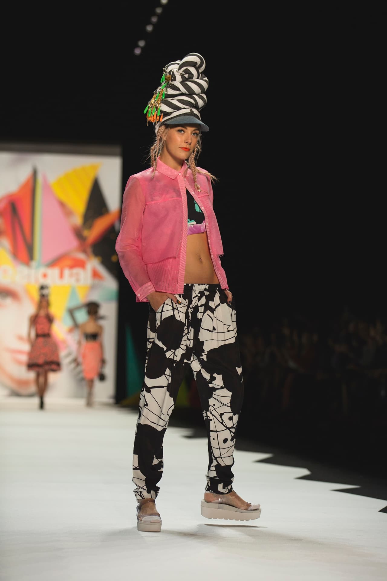 Además de chaquetas que combinan denim, tejido y bordado militar, pantalones de estilo palazzo al tobillo, pantalones vaqueros adornados con delicados bordados y camisas largas usadas como vestidos de noche. Diseñador Desigual. NYFW, Spring/Summer 2016 - 10/09/2015