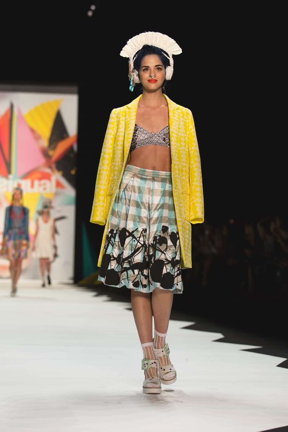 En la pasarela hubo cabida para faldas midi y pantalones estampados. Diseñador Desigual. NYFW, Spring/Summer 2016 - 10/09/2015