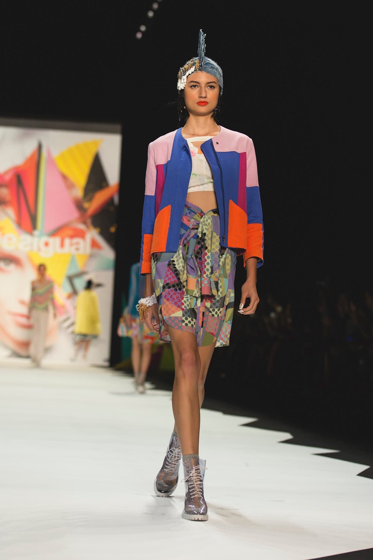 La fashionista nonagenaria Iris Apfel de 94 años de edad y un icono de la moda, también estuvo presente. Diseñador Desigual. NYFW, Spring/Summer 2016 - 10/09/2015