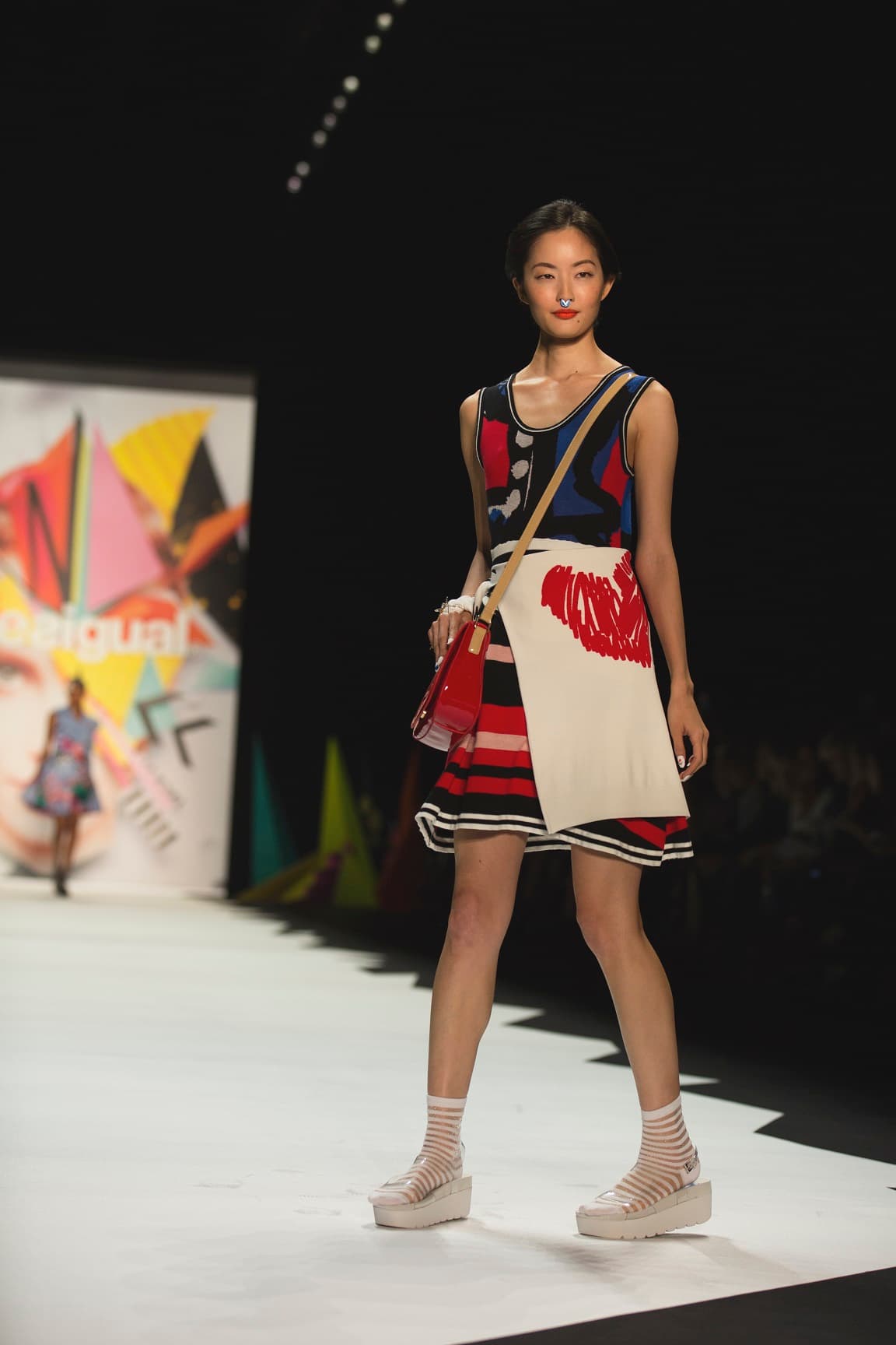 Eso sí, deben ser mujeres con pasión en la vida, ojo en la belleza y pasión por la expresión del arte. Diseñador Desigual. NYFW, Spring/Summer 2016 - 10/09/2015