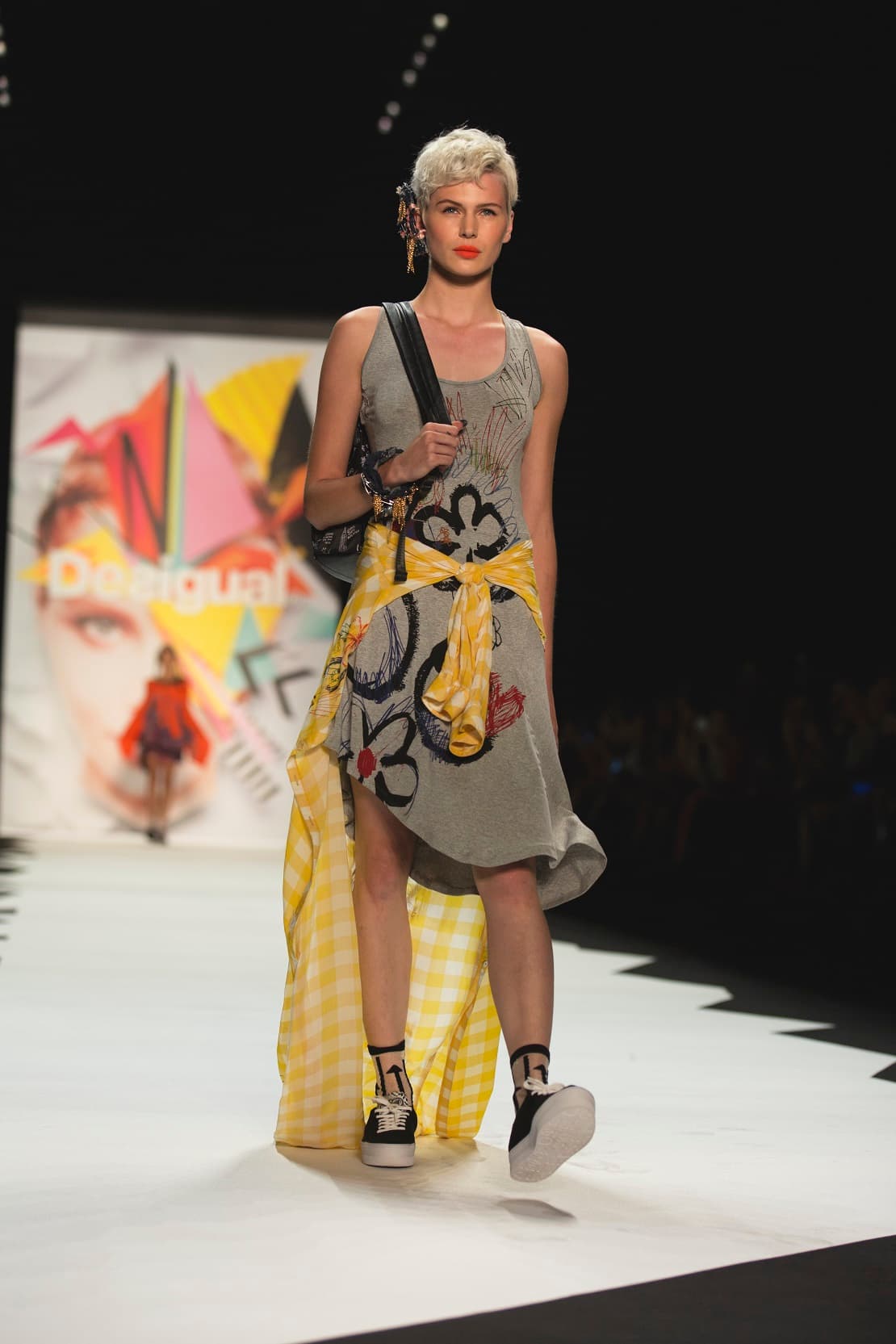 Por eso pudimos ver, camisas usadas como faldas. Diseñador Desigual. NYFW, Spring/Summer 2016 - 10/09/2015