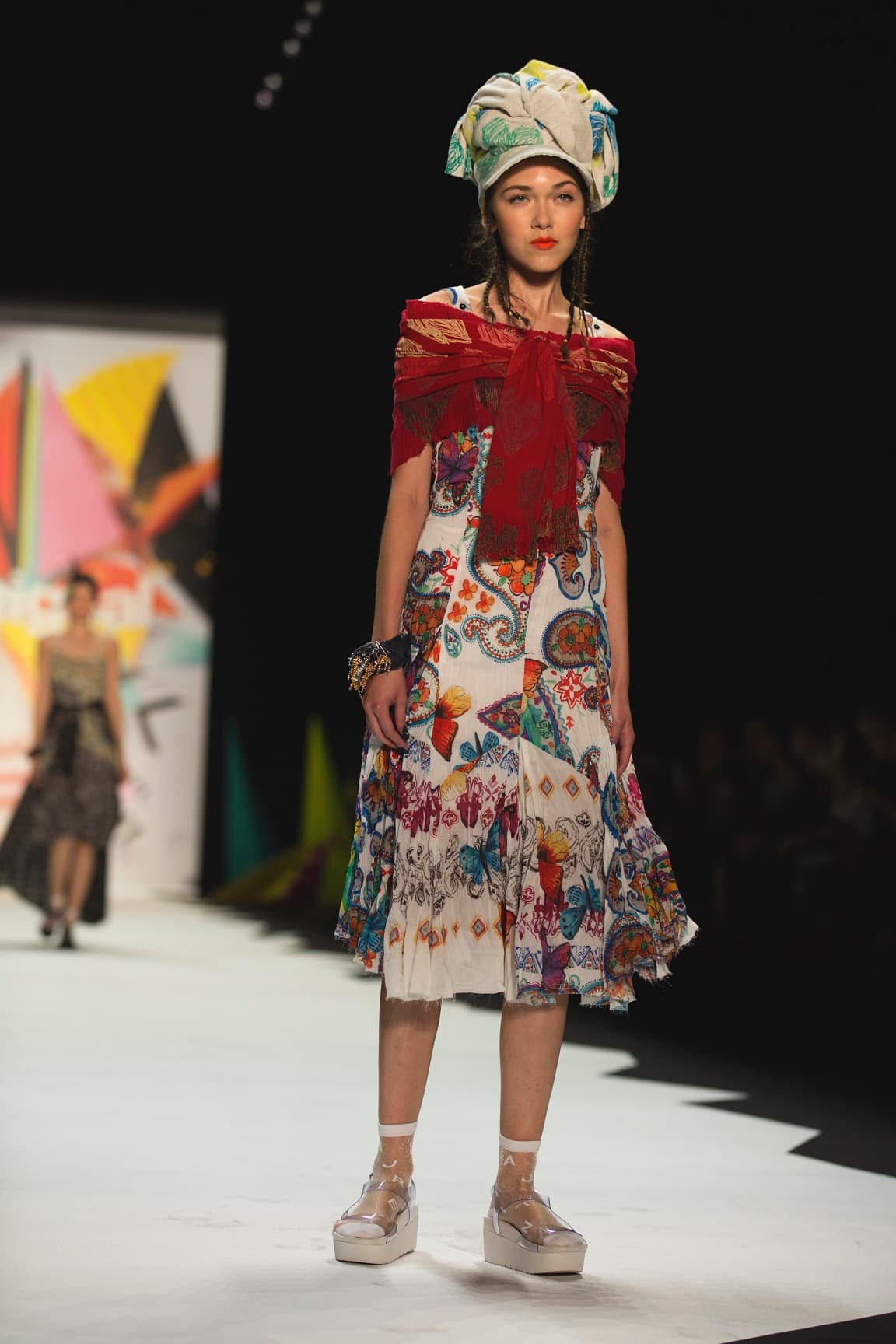 Otras prendas que acapararon las miradas de todos fue una línea de falda midis con bordado de retazos. Diseñador Desigual. NYFW, Spring/Summer 2016 - 10/09/2015