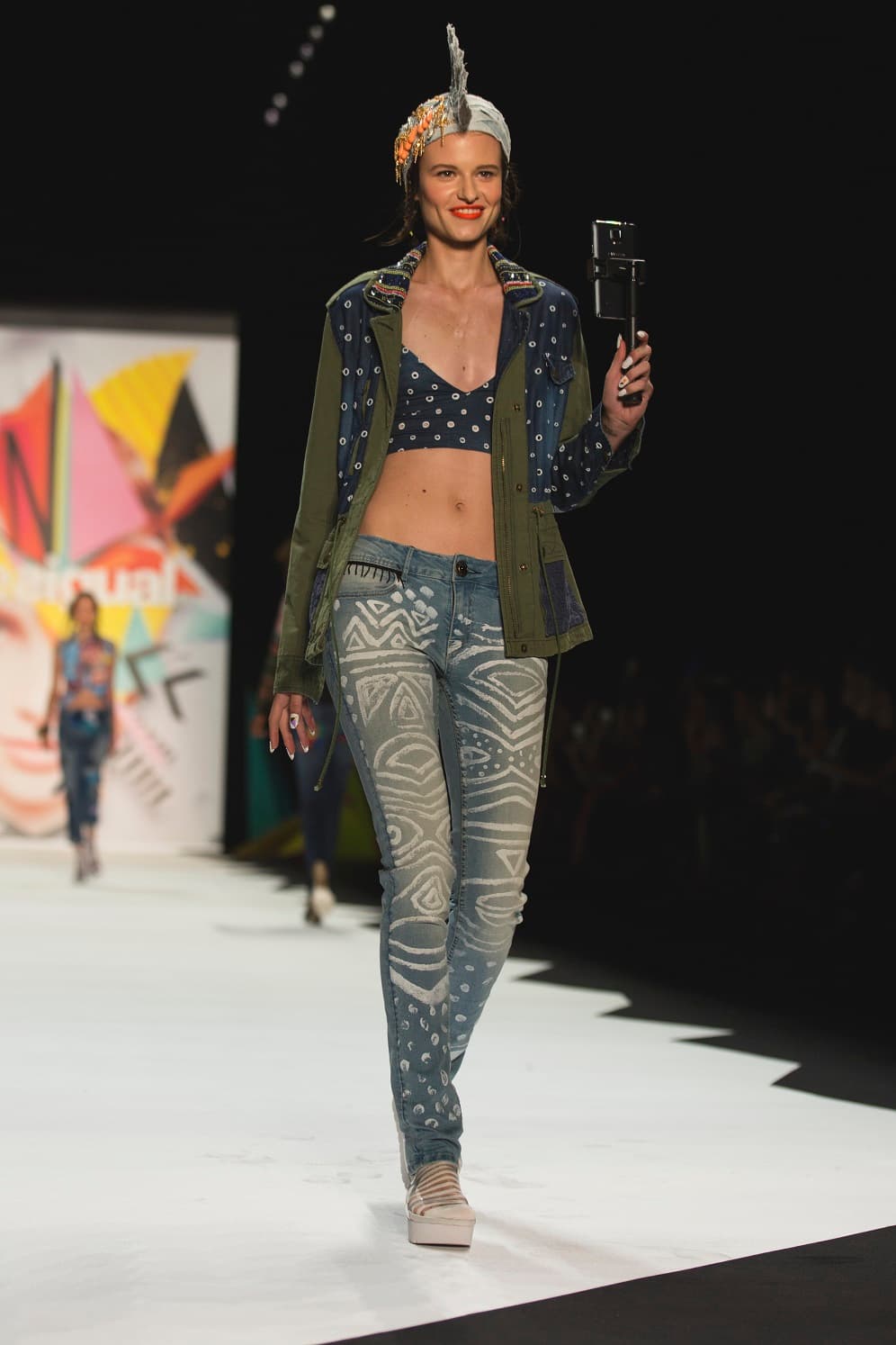 En la pasarela las modelos se divirtieron un poco con las muy ya famosas ´selfies´. Diseñador Desigual. NYFW, Spring/Summer 2016 - 10/09/2015