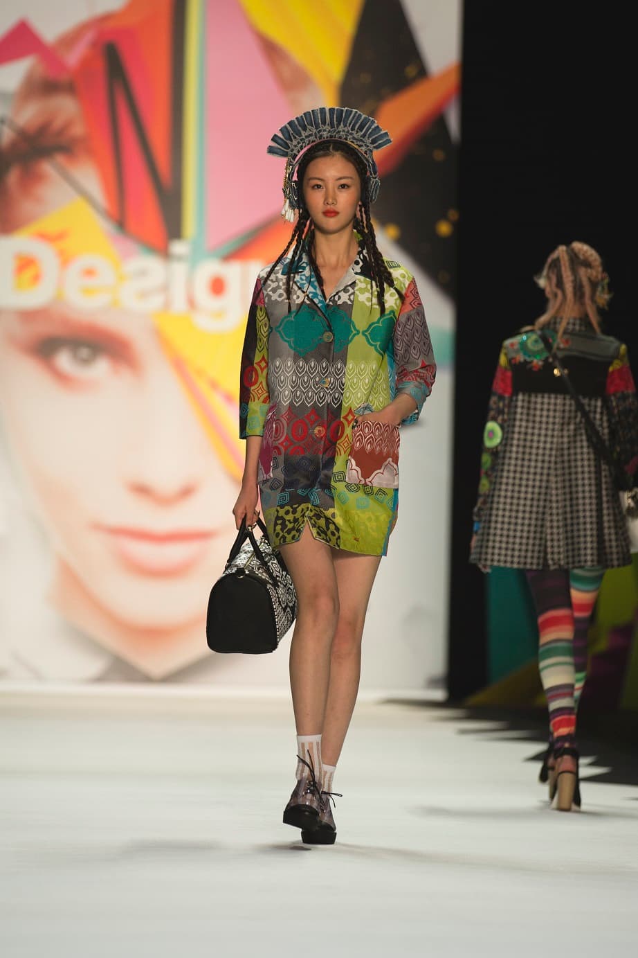 También grabados como trazos de pincel pintados a mano sobre blusas oversize. Diseñador Desigual. NYFW, Spring/Summer 2016 - 10/09/2015