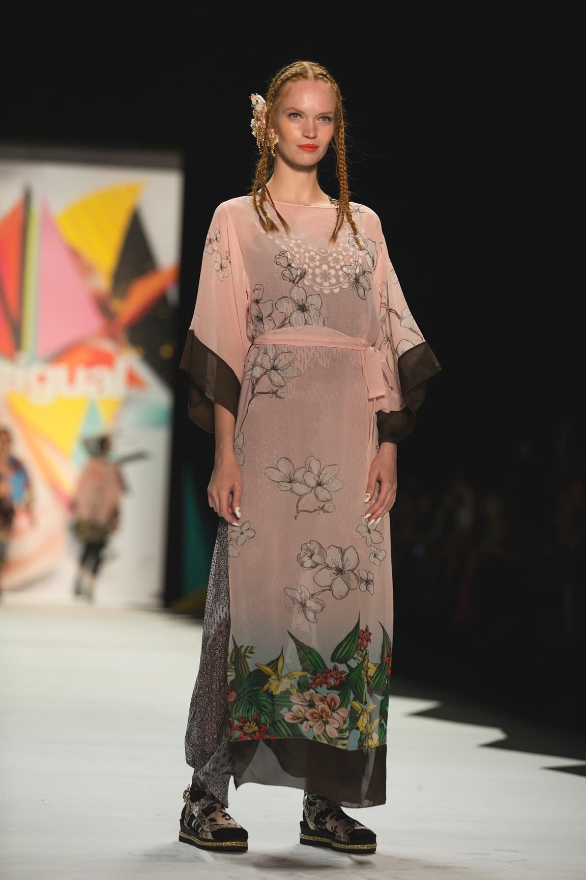 “A veces para ir hacia adelante hay que volver la mirada hacia adentro” ese es el lema de la firma española. Diseñador Desigual. NYFW, Spring/Summer 2016 - 10/09/2015