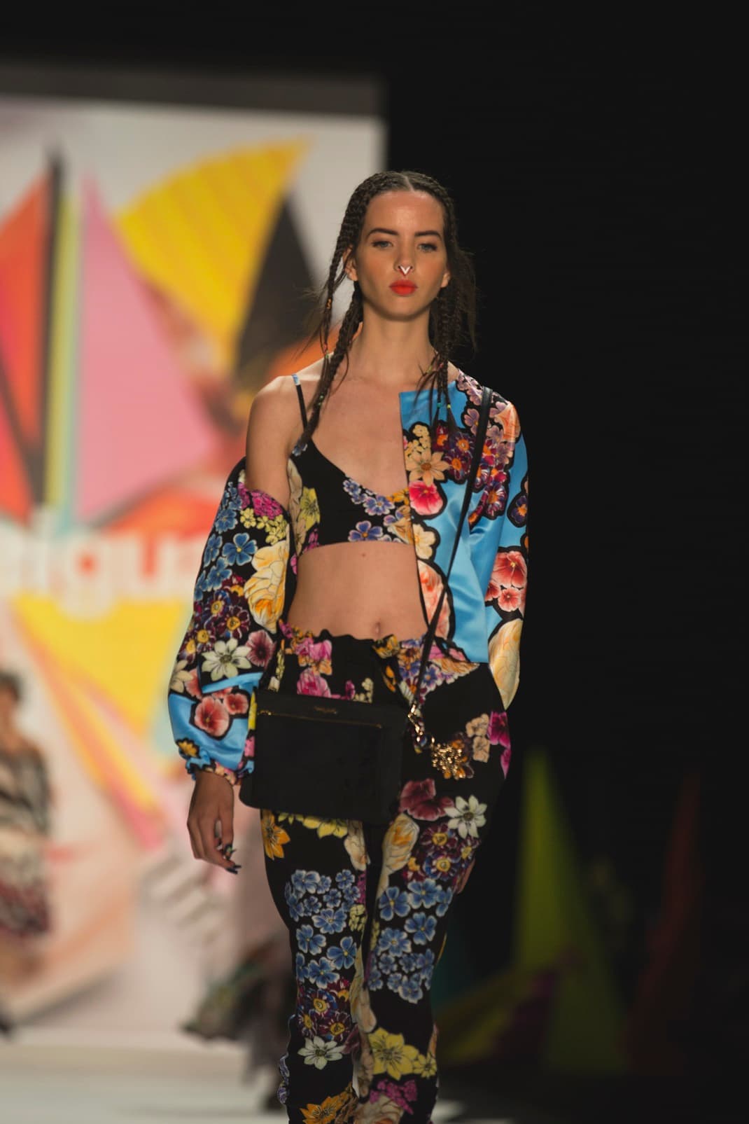 Ella utilizó su estilo ecléctico en las prendas. Diseñador Desigual. NYFW, Spring/Summer 2016 - 10/09/2015