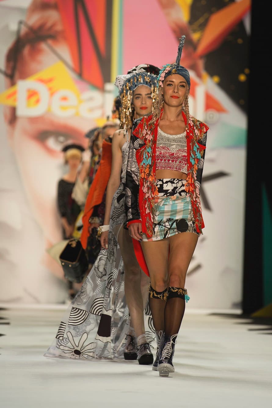 Y nos quedó claro que la introspección fue un éxito, pues con cada una de las prendas que se observaron en la pasarela se demostró cómo quieren recibir a la primavera. Diseñador Desigual. NYFW, Spring/Summer 2016 - 10/09/2015