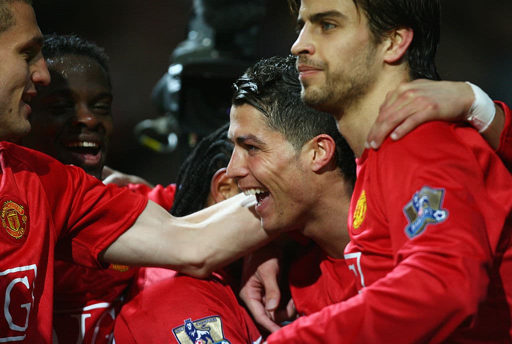 Piqué, jugó una breve temporada junto con 'El Bicho' en el Manchester United, pero su corazón está con Barcelona jugando al lado de Messi.