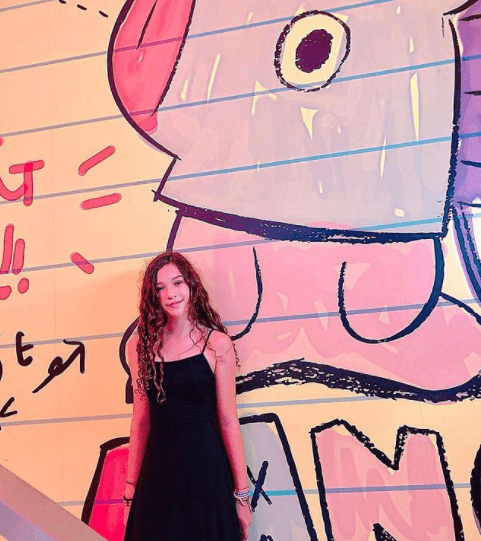 Su cuenta de Instagram cuenta con más de 916 k de seguidores, y mantiene a sus fans enterados de su carrera como cantante.