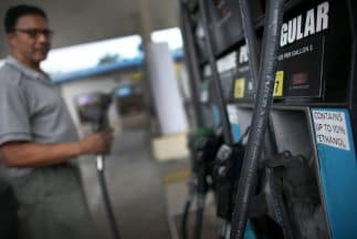 El precio de la gasolina en Estados Unidos baja a menos de tres dólares por galón