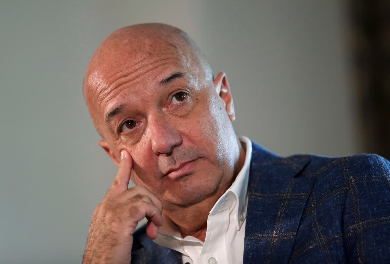 <b>Iván Simonovis, exprisionero político del régimen venezolano de Hugo Chávez y Nicolás Maduro. </b>Simonovis era jefe de la policía de Caracas, la capital de Venezuela, cuando ocurrió una rebelión militar que derrocó a Chávez durante unas horas. Fue implicado en la rebelión junto a otros policías y 
<a href="https://www.univision.com/al-punto-florida/el-preso-politico-venezolano-que-se-le-escapo-al-regimen-de-maduro-relata-como-fueron-sus-dificiles-anos-en-cautiverio-video">estuvo encarcelado por casi 15 años</a>, aunque el gobierno chavista nunca pudo demostrar su participación. Escapó del cautiverio en 2019 y fue recibido por EEUU. Tambi`én fue invitado al discurso por el presidente Trump.