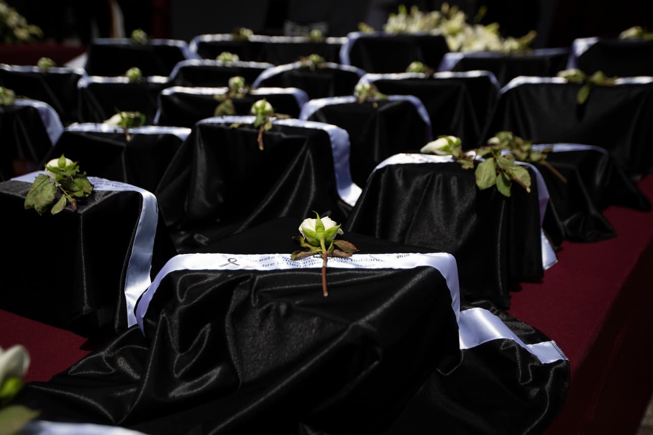 Las urnas con las cenizas de 105 mexicanos que murieron por complicaciones de covid-19 en EEUU se muestran durante una ceremonia en Puebla, México.