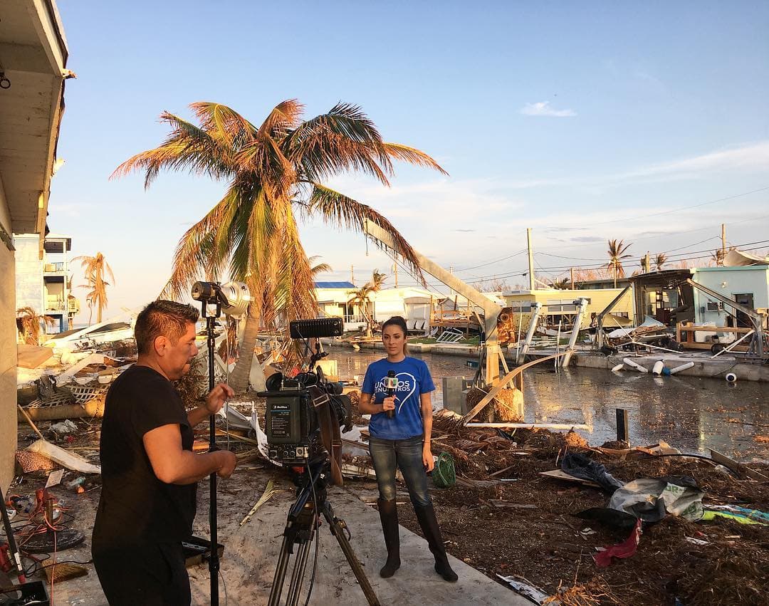 Esta no es la primera vez que la periodista hondureña está frente a las cámaras en situaciones de dificultad debido a fenómenos naturales.