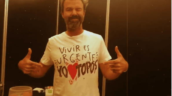 Vestido con una playera con la leyenda 'Vivir es urgente. Yo ❤️️ Topos', así es como apareció Paul Donés en el escenario de 'Estamos Unidos Mexicanos'. Cabe destacar que los 'Topos' son rescatistas certificados que trabajan de manera voluntaria bajo el nombre de Brigada de Rescate Topos Tlatelolco, grupo surgido tras el sismo del 19 de septiembre de 1985 que sacudió a la Ciudad de México.