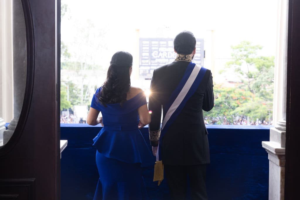 El presidente de El Salvador, Nayib Bukele, y la primera dama, Gabriela Rodríguez de Bukele, miran al público desde el balcón del Palacio Nacional en la toma de posesión el 1 de junio de 2024 en San Salvador, El Salvador.
<a href="https://www.univision.com/noticias/america-latina/bukele-comienza-segundo-mandato-en-el-salvador">Bukele ganó las presidenciales el 4 de febrero, lo que le dio un segundo mandato consecutivo hasta 2029. </a>