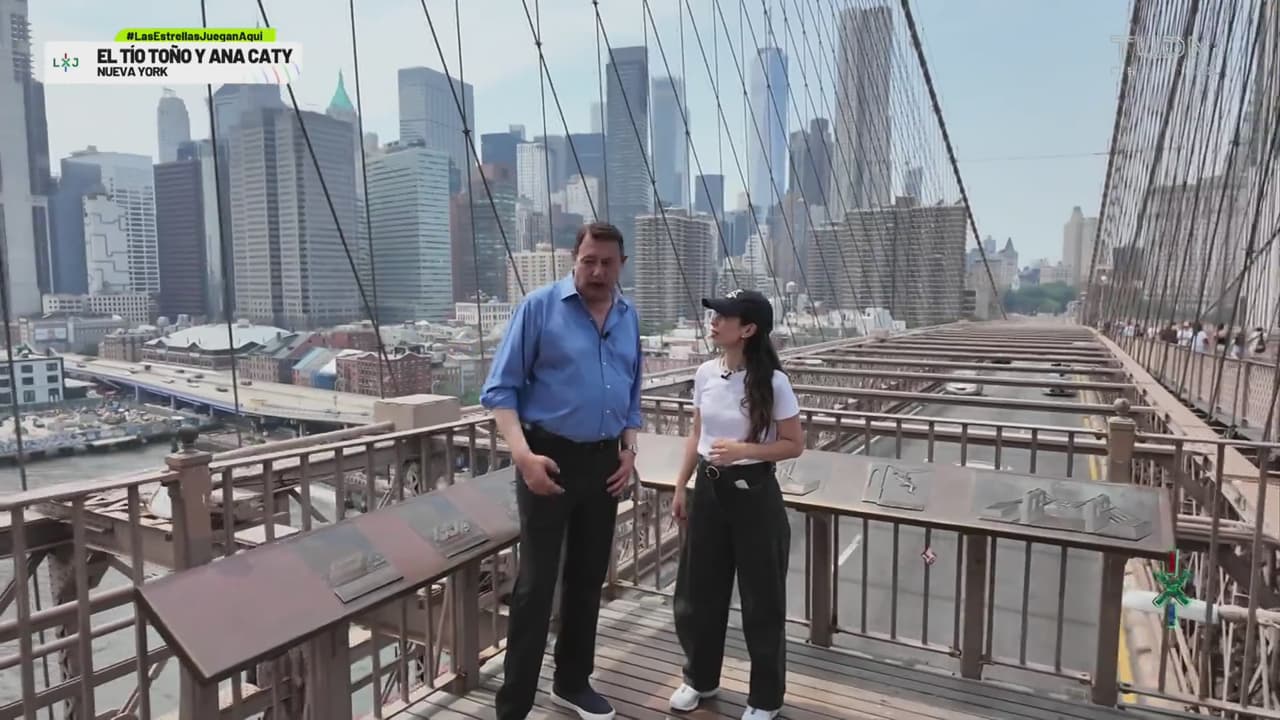 El tío Toño y Ana Caty en el puente de Brooklyn