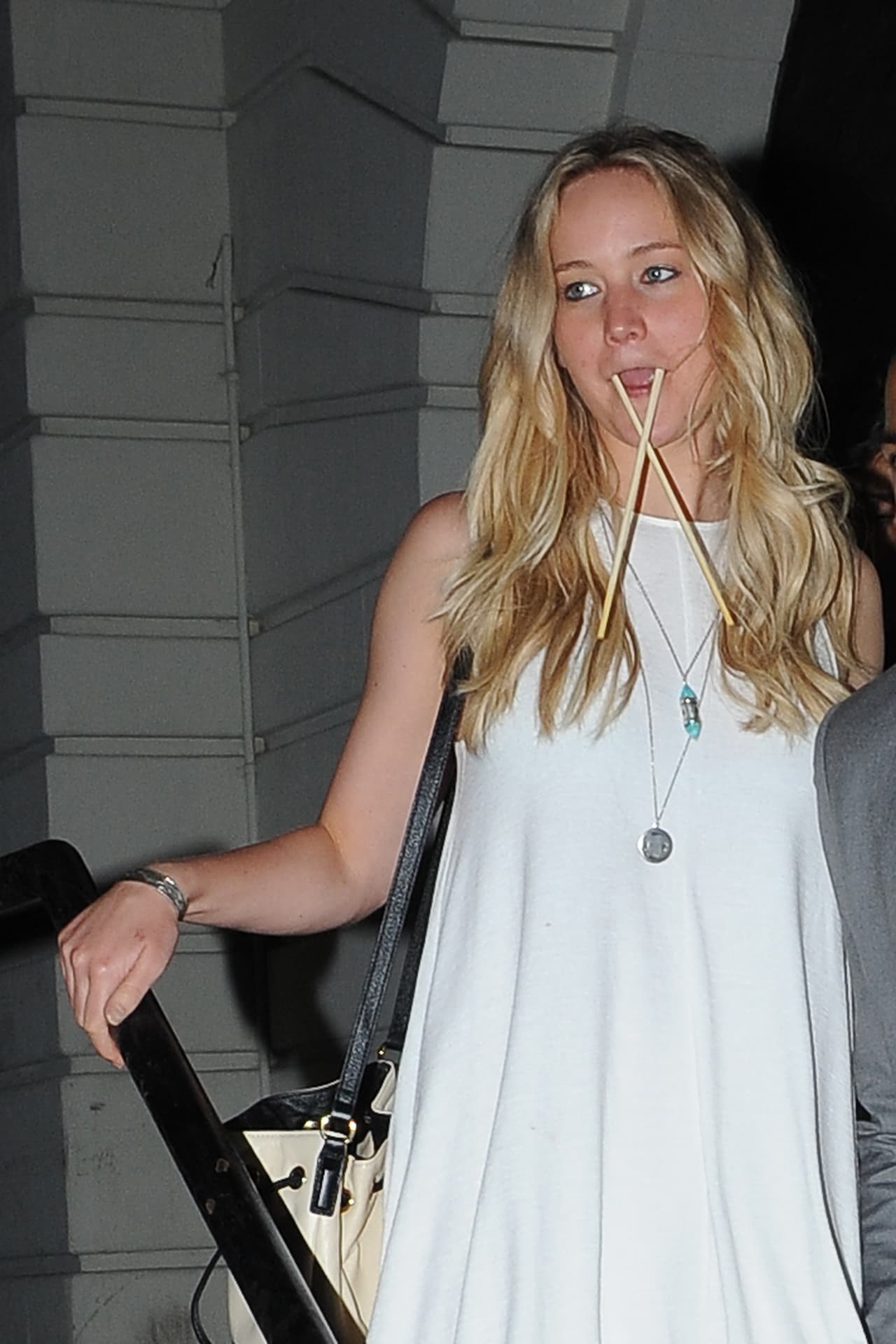 La actriz se divirtió haciendo gestos y bailando para los fotógrafos.