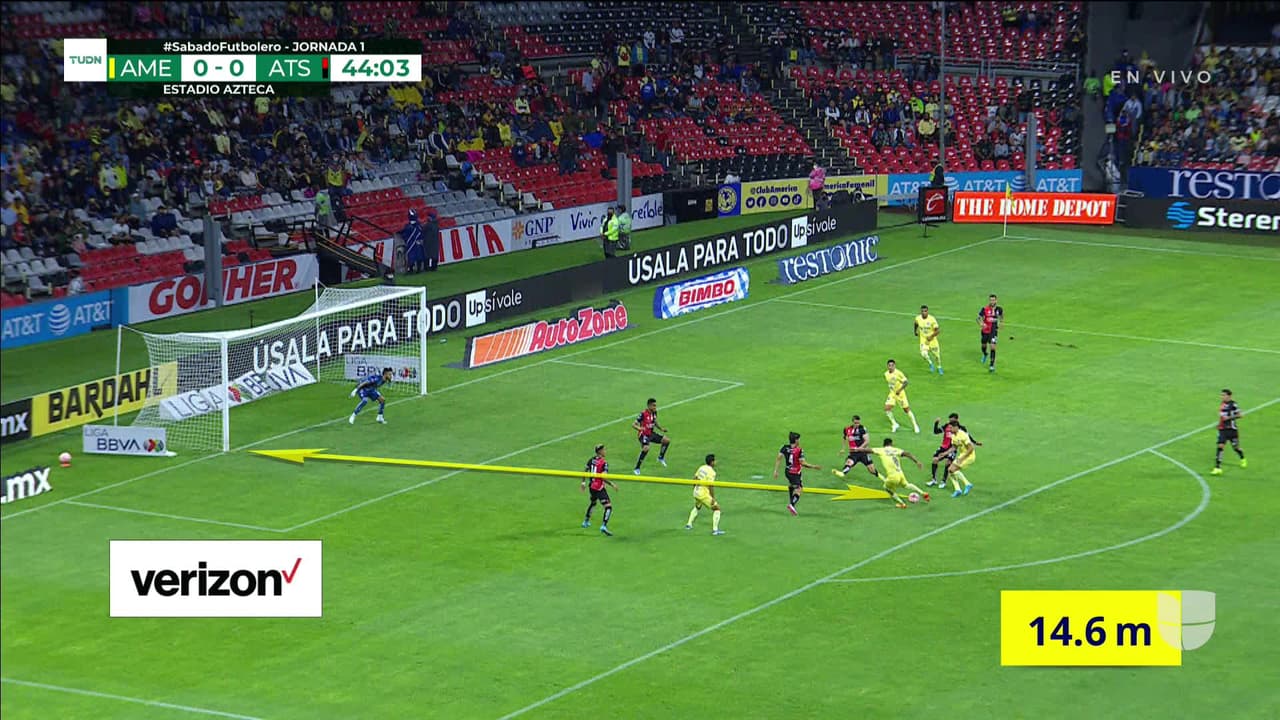 ¡CERCA! Ozziel Herrera disparó que se estrella en el poste.