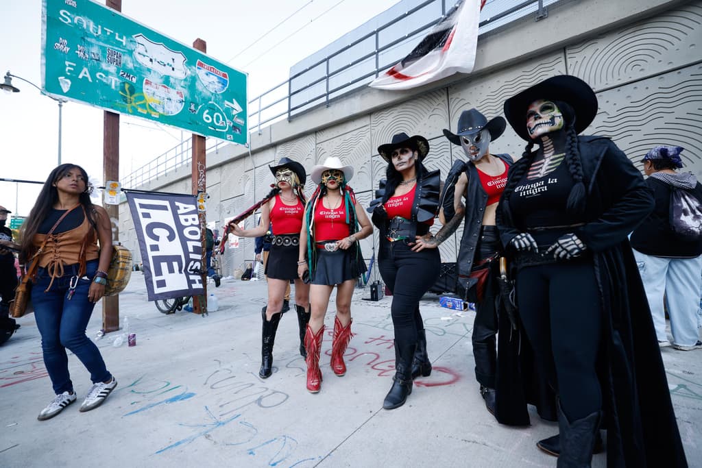 <b>La artista María Flores, conocida como Muerte María</b>, también llegó al centro de Los Ángeles para recordar que desde el 6 de junio de 2025, la persecución de las autoridades federales contra los inmigrantes en California no se detiene.