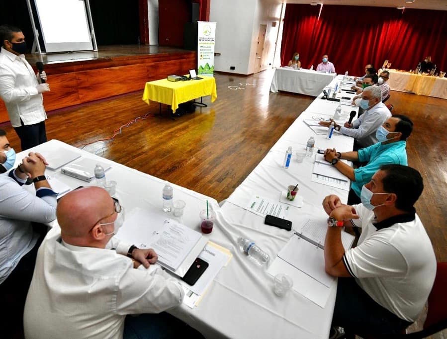 Los alcaldes que forman parte del CEM y que estuvieron en la reunión son el de Ciales, Luis “Rolan” Maldonado Rodríguez y de Barranquitas, Elliot Colón Blanco. También, le acompañaron los senadores Carlos Rodríguez Mateo, Axel “Chino” Roque Gracia, Héctor Martínez Maldonado y el representante Urayoán Hernández.