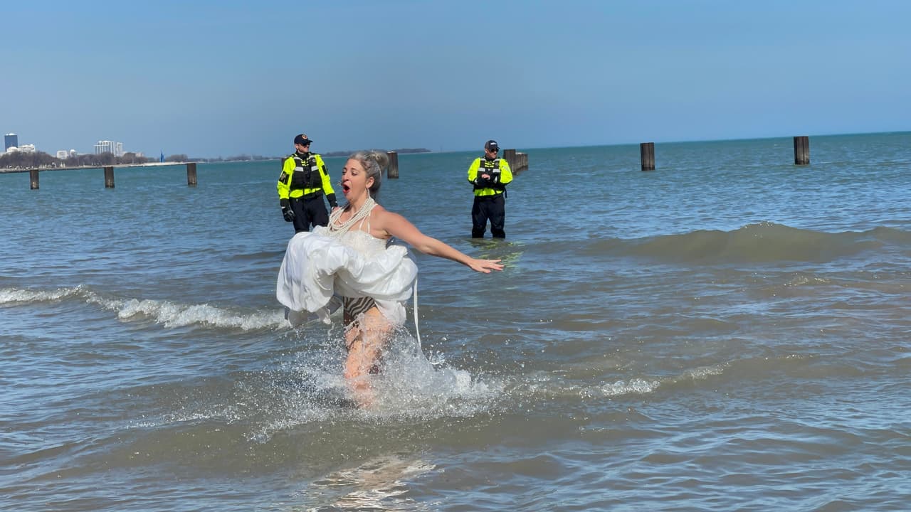 A pesar de las aguas frías, los asistentes salían felices del agua.