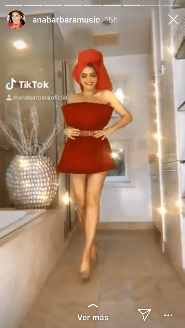 <b>Ana Bárbara</b> se convirtió en la más reciente celebridad en sumarse al reto virtual 
<b>#PillowDress</b> en donde las personas publican una foto con una almohada como único vestuario. 
<br>