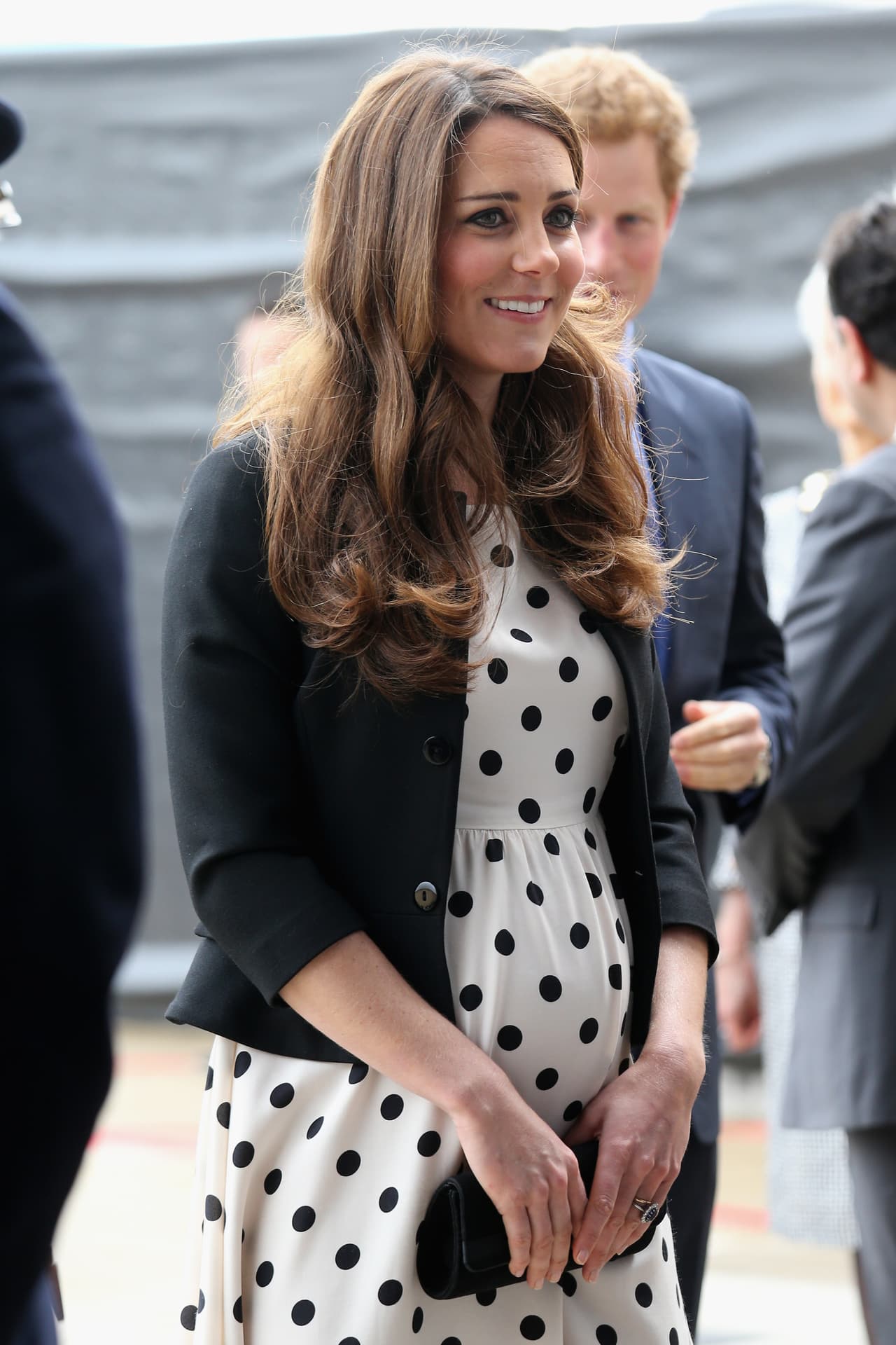 La Duquesa de Cambridge ha utilizado en más de una ocasión vestidos de marcas de bajo costo, usando modelos que se convierten en tendencia y se agotan en las tiendas. Un ejemplo es este modelo con
<i> polka dots </i>que Middleton usó mientras estaba embarazada del príncipe George, durante una visita a las intalaciones de Warner Bros en el Reino Unido. 
<b>El vestido de la marca Topshop costaba $53 dólares. </b>