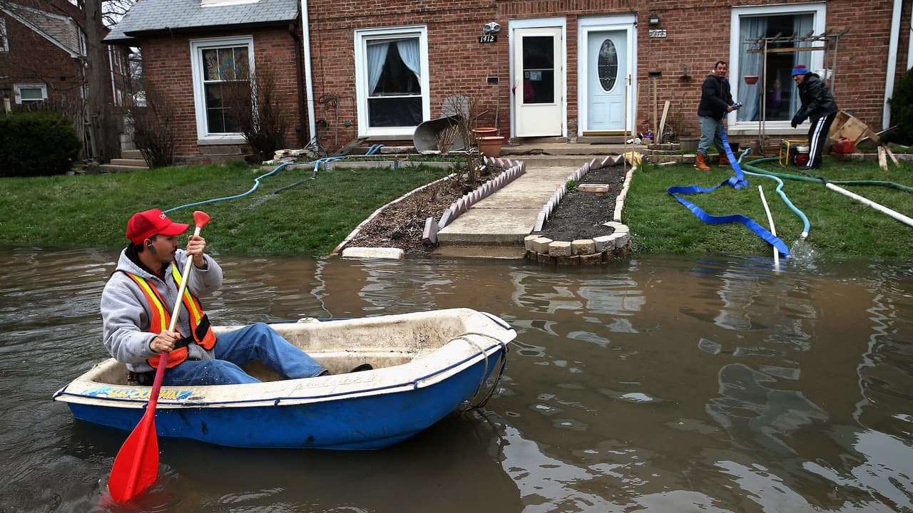 Octavio Castillo tuvo que remar a través de una calle inundada para llegar a casa de su primo.