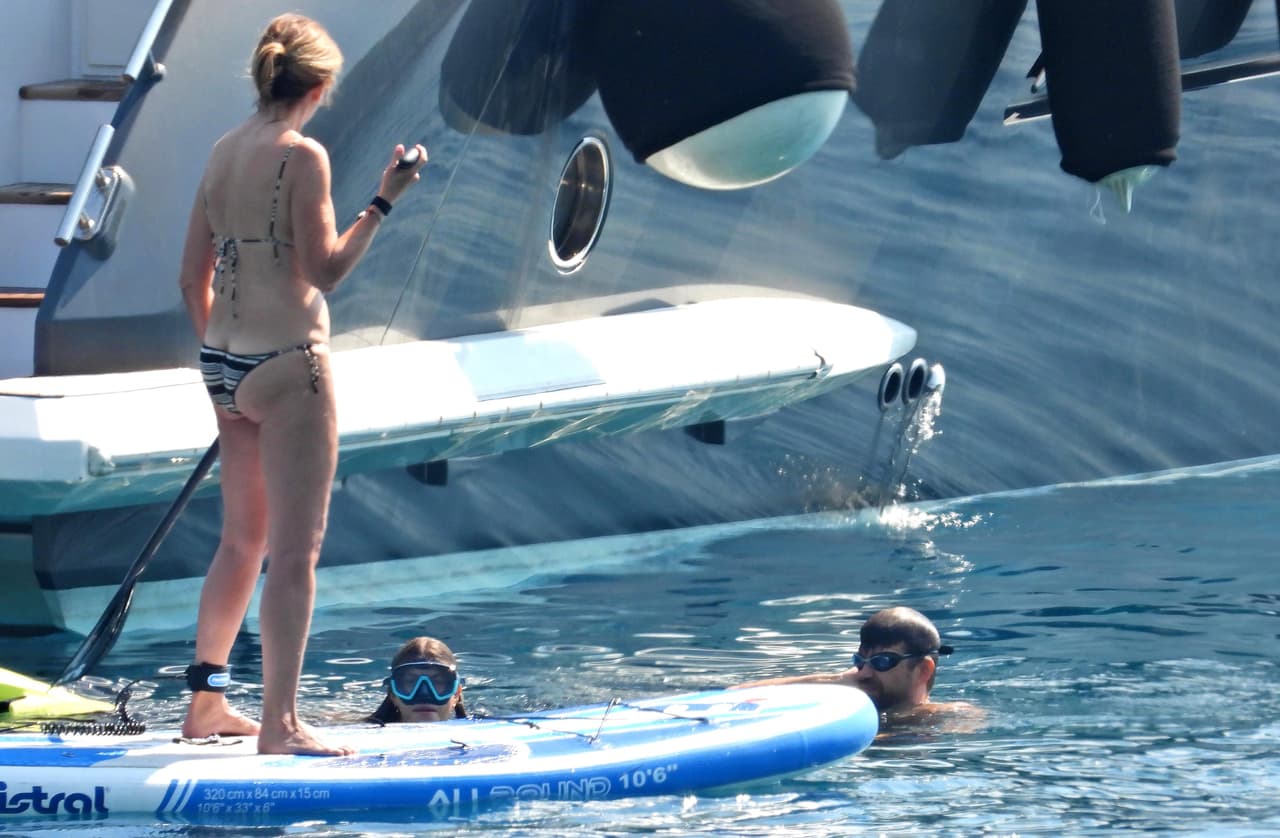 Piqué junto a su mamá y a Clara Chía.