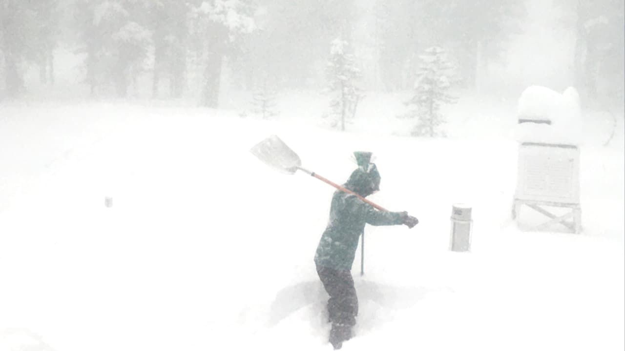 <b>El Servicio Nacional de Metereología de Hanford informó que en Toulumme Meadows, </b>en el parque Yosemite se registraron 26 pulgadas de nieve caída. Se acumulan
<b>2 pies de nieve en el lugar.</b>